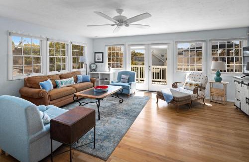 South Mission Beach Casa | Stunning Beach Home - Steps to the Bay,Beach, &Boardwalk w Grill & Patios