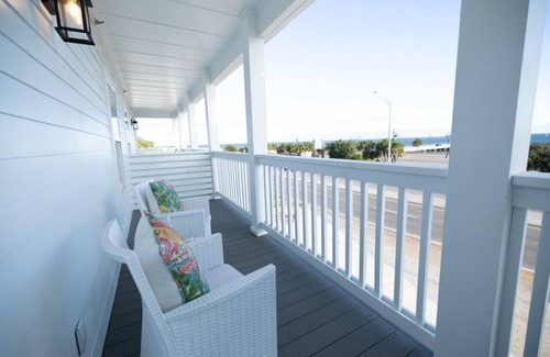 Pass Christian Casa | Stunning Beachfront Condo with Breathtaking Balcony Views!