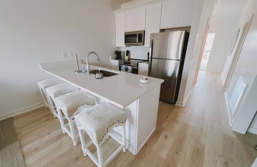Pass Christian Apartamento | Stunning Beachfront Condo with Breathtaking Balcony Views!