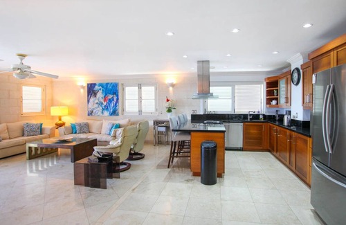 Old Trees Bay Apartamento | Stunning Beachfront Condo on Payne's Bay