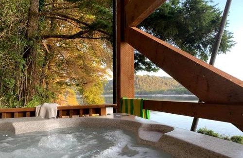 Otis Casa | Stunning Beachfront Cabin with Barbecue and Hot-tub in Otis, Oregon