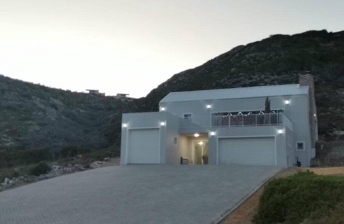L'Agulhas Casa | Stunning beachfront spacious family home