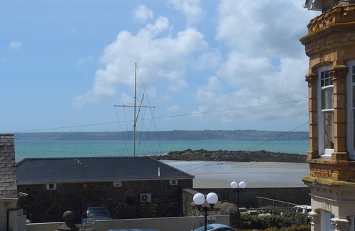 Marazion Cabaña | Hermosa cabaña de la ciudad de Beamed a pocos pasos de la playa, vistas al mar y aparcamiento gratuito