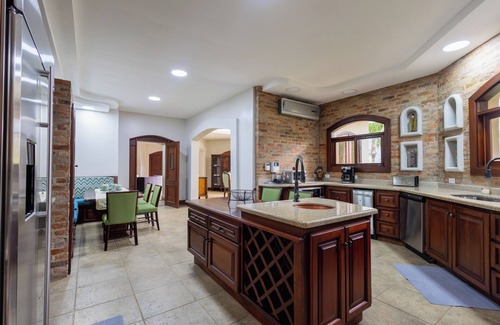 Tárcoles Casa | Stunning Beauty & Luxury, surrounded by Nature. Pool, Jacuzzi & Trails!