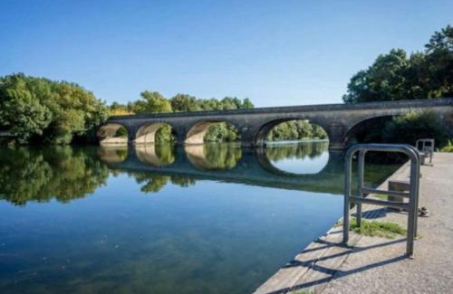 Bourg-Charente Casa | Stunning bedroom overlooking the Charente