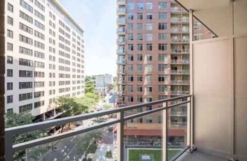 Woodmont Triangle Apartamento | Stunning Bethesda Views! 1BR | Downtown Bethesda | Near Metro by GLS