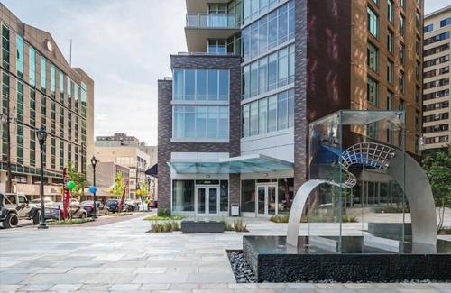 Woodmont Triangle Apartamento | Stunning Bethesda Views! 1BR | Downtown Bethesda | Near Metro by GLS