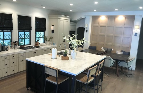 Balboa Island Casa | Impresionante nuevo hogar personalizado con ASCENSOR para los tres niveles, con Jacuzzi Spa.