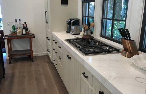 Balboa Island Casa | Impresionante nuevo hogar personalizado con ASCENSOR para los tres niveles, con Jacuzzi Spa.
