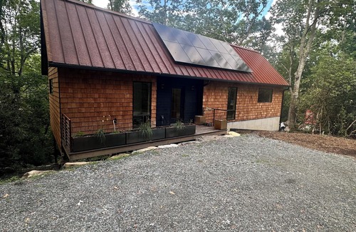 Brevard Cabina | Stunning brand new modern 2-bedroom cabin in beautiful Brevard with AC, WiFi