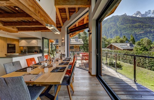 Les Tines Chalet De Esquí | Luxury Chalet with Hot Tub, Spa & Cinema Room