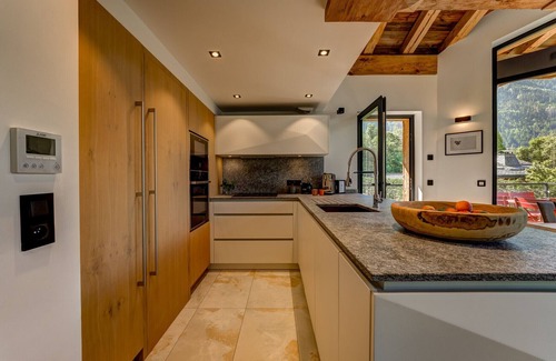 Les Tines Chalet De Esquí | Luxury Chalet with Hot Tub, Spa & Cinema Room
