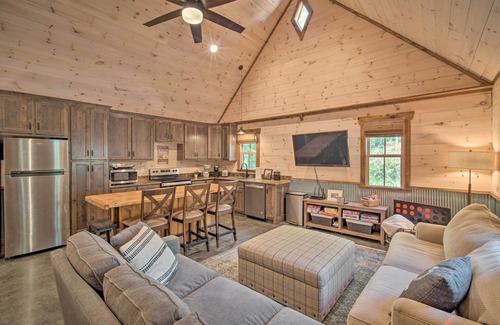 Rising Fawn Cabina | Stunning Cabin Getaway w/ Private Hot Tub!