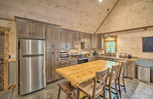 Rising Fawn Cabina | Stunning Cabin Getaway w/ Private Hot Tub!