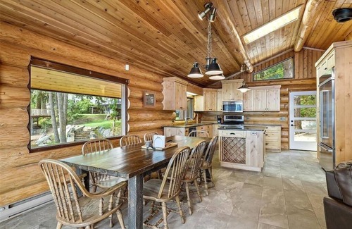 Anglemont Cabina | Stunning Cabin Lakeside on the Shuswap