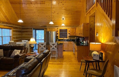 Cane Valley Casa | Stunning Cabin on Green River Lake