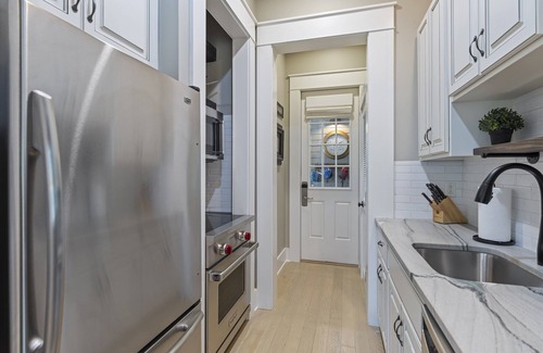Watercolor Casa | Stunning Carriage House in Watercolor | 4 Pass Golf Cart | 2 Bicycles Included!