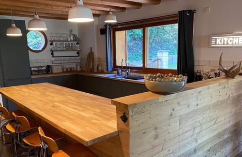 Mont-de-Lans Chalet De Esquí | Stunning chalet, catering for up to 12 people, ski and bike access.