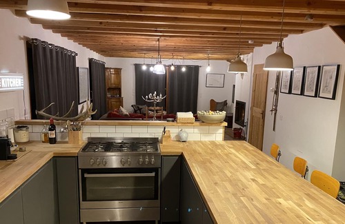 Mont-de-Lans Chalet De Esquí | Stunning chalet, catering for up to 12 people, ski and bike access.