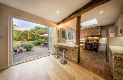 Eltham South Casa | STUNNING Character Home , Rustic Charm Meets Modern Living