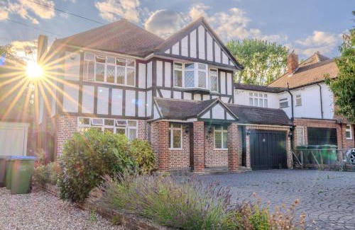 Eltham South Casa | STUNNING Character Home , Rustic Charm Meets Modern Living