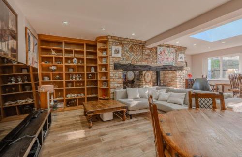 Eltham South Casa | STUNNING Character Home , Rustic Charm Meets Modern Living