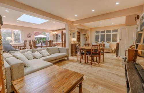 Eltham South Casa | STUNNING Character Home , Rustic Charm Meets Modern Living