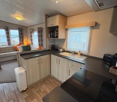 Crowle Complejo | Stunning Clearwater Lake View Caravan