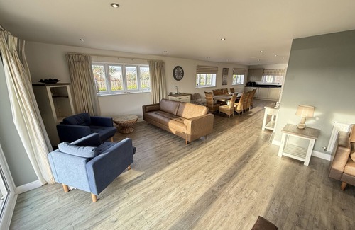Filey Cabaña | Stunning Coastal Cottage - Sleeping 10 in 4 Bedrooms - Pool and Beach Access Included.