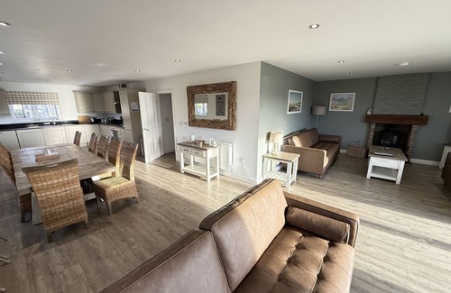 Filey Cabaña | Stunning Coastal Cottage - Sleeping 10 in 4 Bedrooms - Pool and Beach Access Included.