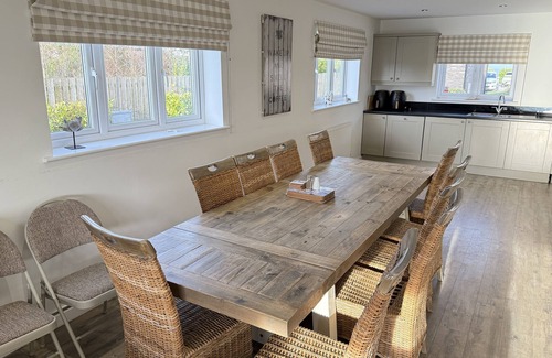 Filey Cabaña | Stunning Coastal Cottage - Sleeping 10 in 4 Bedrooms - Pool and Beach Access Included.