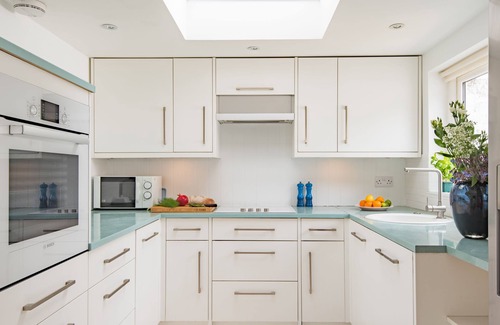 Deal Casa | Stunning coastal holiday home with sea views, sleeping 6 guests with 3 bathrooms in Kingsdown.