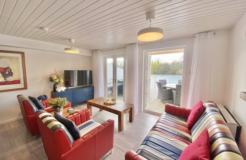 South Cerney Cabina | Stunning Completely Refurbished Lakeside Lodge - Sleeps 6