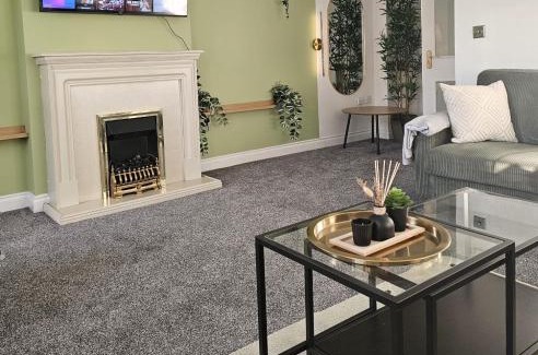 Wakefield Casa | Stunning Contractor home, Company workers WLC, Netflix
