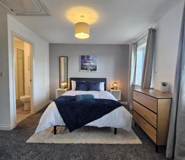 Wakefield Casa | Stunning Contractor home, Company workers WLC, Netflix