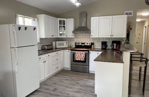 Manitoba Cabaña | Stunning cottage for family and friends, 4 mins drive to golf course.