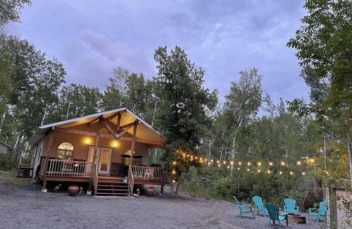 Manitoba Cabaña | Stunning cottage for family and friends, 4 mins drive to golf course.