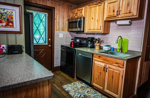 Pine Mountain Chalet De Esquí | Stunning cottage overlooking Lake Innsbruck 5 miles from Wild Animal Safari!