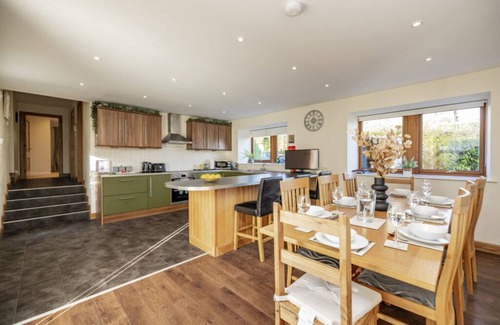 Inverurie Casa | Stunning Country House. Cinema Rm, Games Rm/Pool Table, Bar, Hot Tub & Library