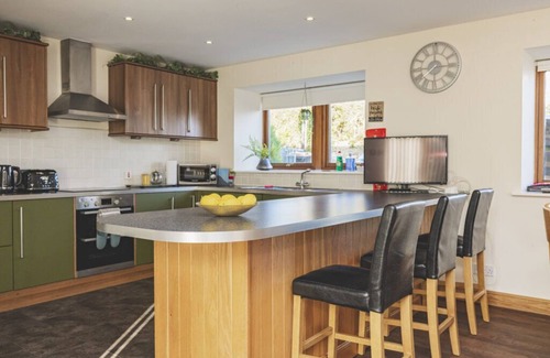 Inverurie Casa | Stunning Country House. Cinema Rm, Games Rm/Pool Table, Bar, Hot Tub & Library