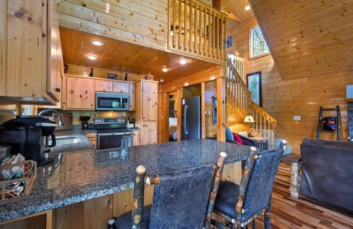 Murphy Cabina | Stunning Craftsman chalet close to Murphy. Hot Tub, Fire Pit, Dog Friendly