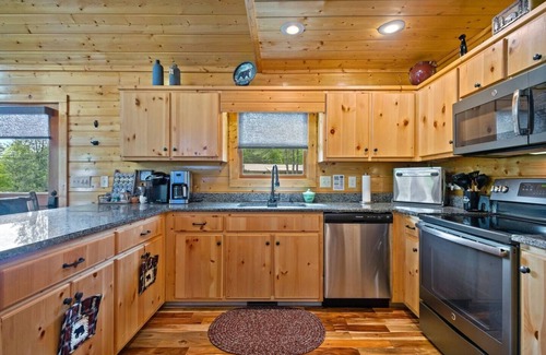 Murphy Cabina | Stunning Craftsman chalet close to Murphy. Hot Tub, Fire Pit, Dog Friendly