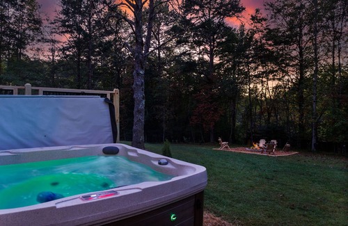 Murphy Cabina | Stunning Craftsman chalet close to Murphy. Hot Tub, Fire Pit, Dog Friendly