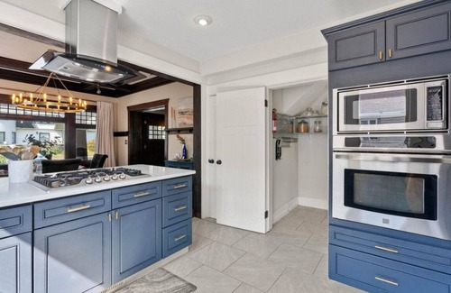 Manito Casa | Stunning craftsman with Pizza Oven, Hot tub, EV charging, Gym and Game Room