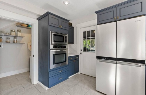 Manito Casa | Stunning craftsman with Pizza Oven, Hot tub, EV charging, Gym and Game Room