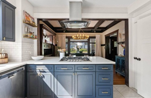 Manito Casa | Stunning craftsman with Pizza Oven, Hot tub, EV charging, Gym and Game Room