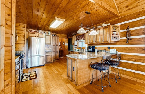 Ellijay Cabina | Stunning creek-view home with private hot tub, game room, firepit