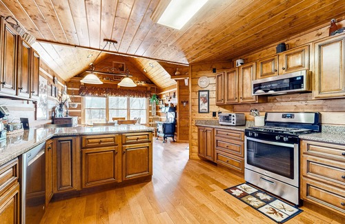 Ellijay Cabina | Stunning creek-view home with private hot tub, game room, firepit