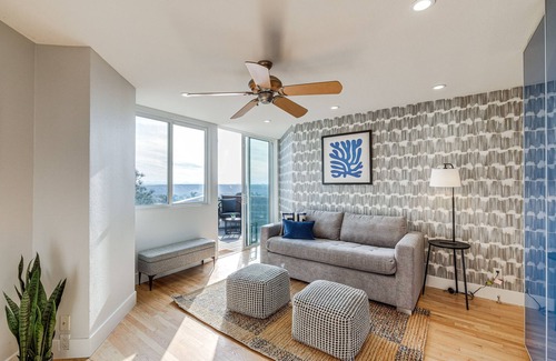 Del Mar Heights Casa | Stunning Del Mar Home w/ Deck: 1 Mi to Beach!