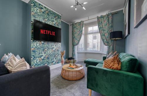 Southsea Casa | Stunning Design 3-Bedroom Townhouse Retreat in Southsea, Sleeps 8, Chic and Spacious with Free Parking Permit, WORK CONTRACTORS SPECIAL OFFER AVAILABLE! - by Blue Puffin Stays
